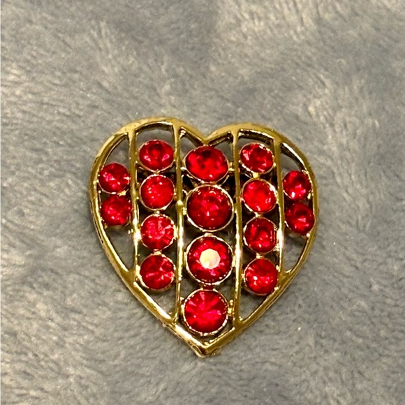 Beautiful heart shaped Brooch with Red crystals. Great for Valentines Day - Picture 9 of 15